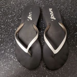 REEF BLACK AND SILVER THONG FLIP FLOP SANDALS 7
